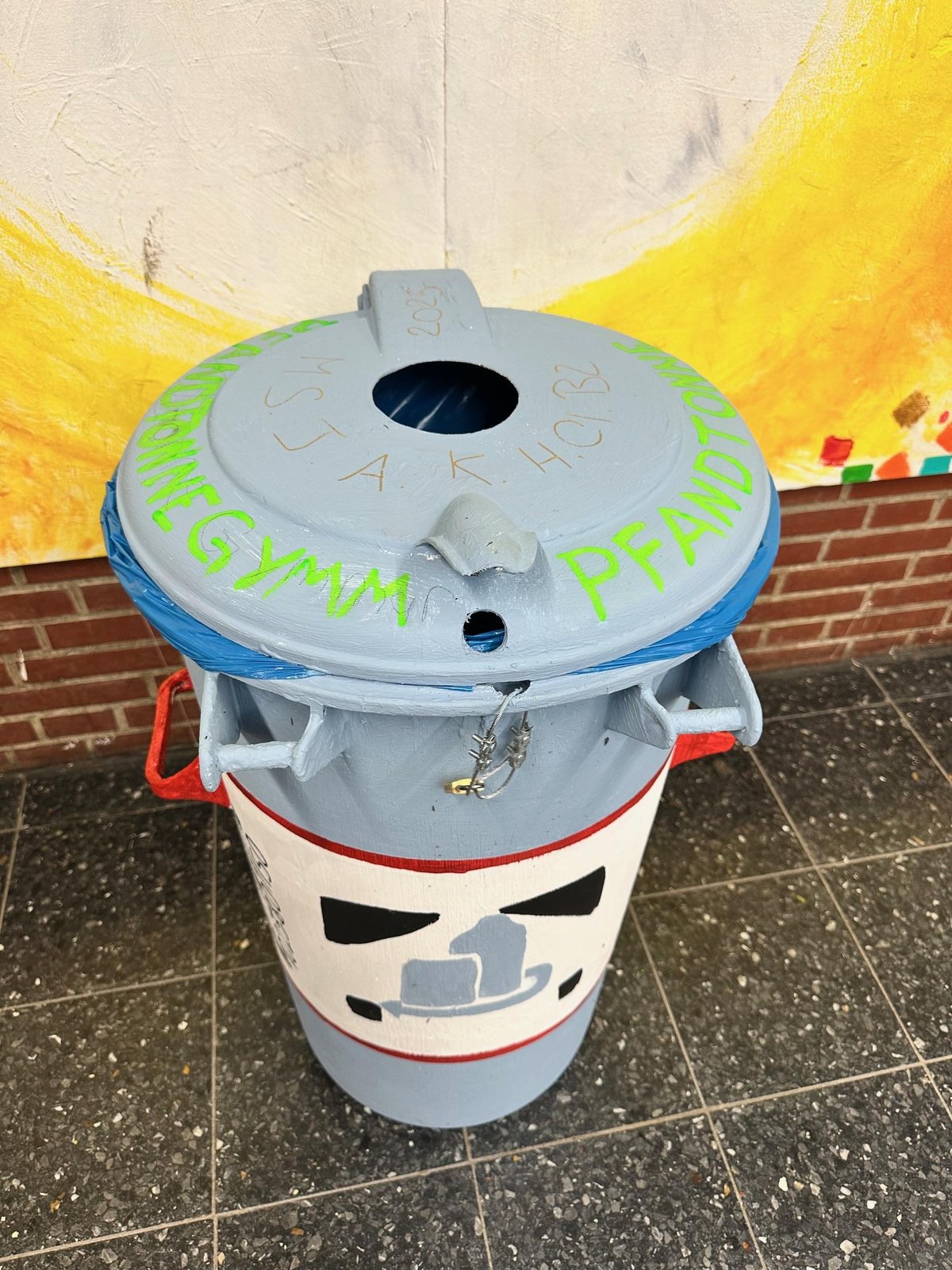 Projekt Tonne-Tauschen-Teamwork stellt Pfandtonne vor — Gymnasium Marienthal